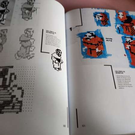 Páginas interiores del libro, memorias Pixeladas, en las que vemos dibujos y prototipos de la Abadía del Crimen