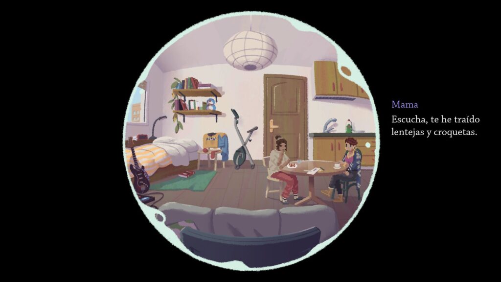 Captura de Vendrán las aves. Se ve la habitación de la protagonista, está toda desordenada y sucia, con ropa tirada por el suelo y una pila de platos sucios. La protagonista está sentada en la mesa comiendo, está acompañada de su madre, que le dice que le ha traído lentejas y croquetas.