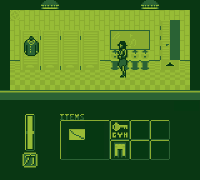 Captura de Love letter. Es una captura del juego, la protagonista está dentro de un baño del colegio, hay varios lavabos y puertas de baño, en una de ellas hay un jersey colgado.